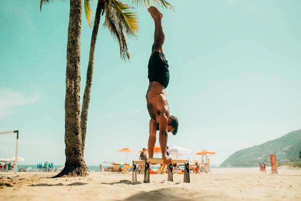 Die 8 wichtigsten Vorteile des Handstands - warum du ihn täglich machen solltest