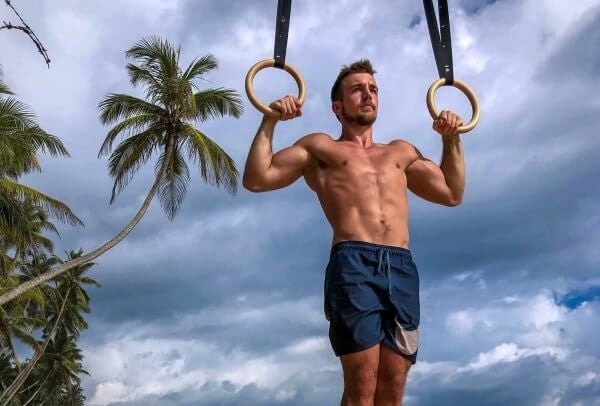 Die 10 besten Tipps für Klimmzüge an Ringen und wie man sie ausführt